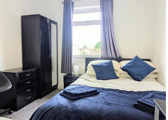 Danebury House Sleeps 13 With Parking *