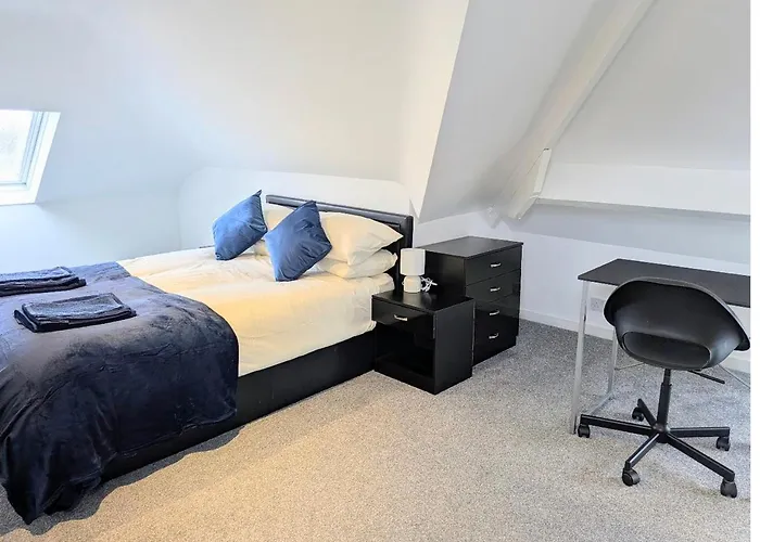 Сasa de vacaciones Danebury House Sleeps 13 With Parking