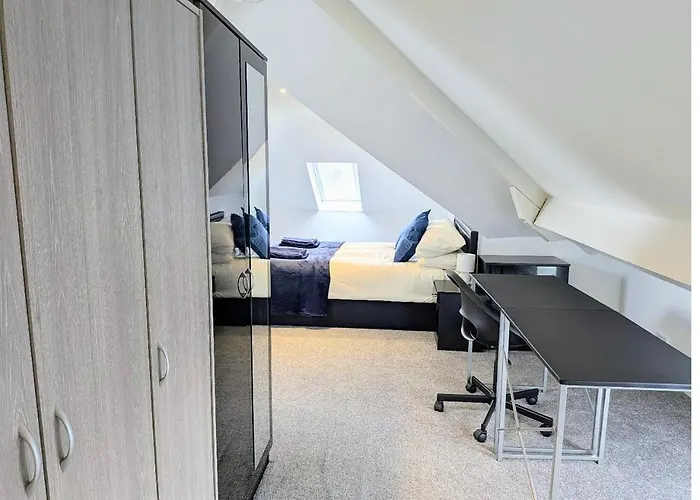 Danebury House Sleeps 13 With Parking Сasa de vacaciones *