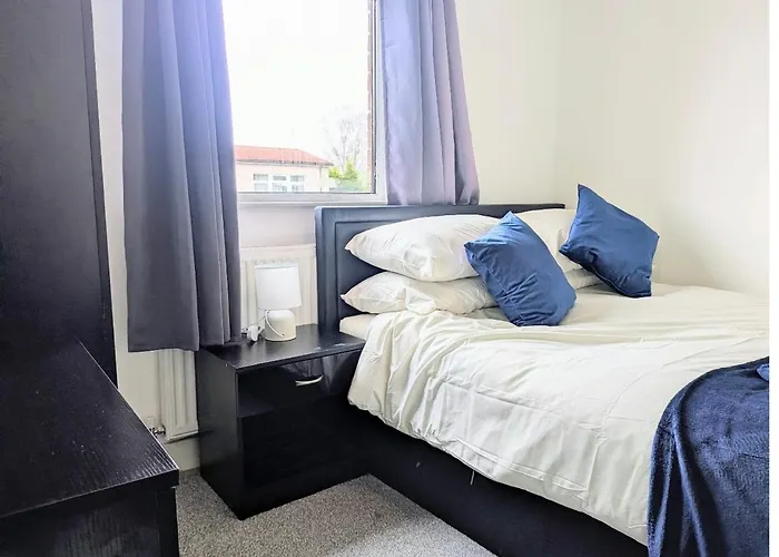 Сasa de vacaciones Danebury House Sleeps 13 With Parking