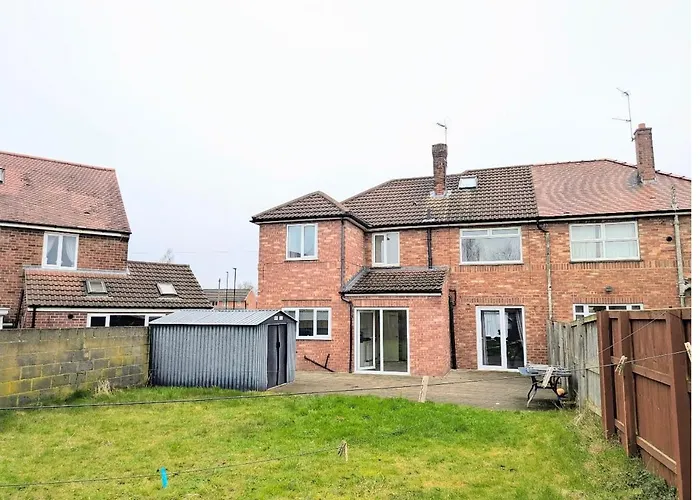 Сasa de vacaciones Danebury House Sleeps 13 With Parking