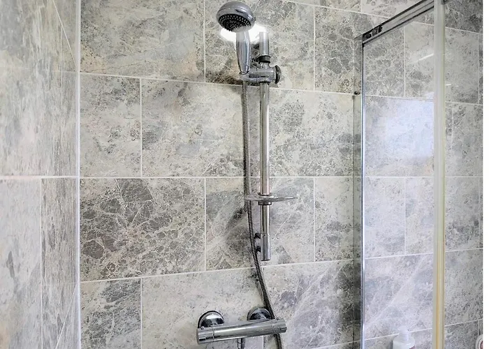 Danebury House Sleeps 13 With Parking