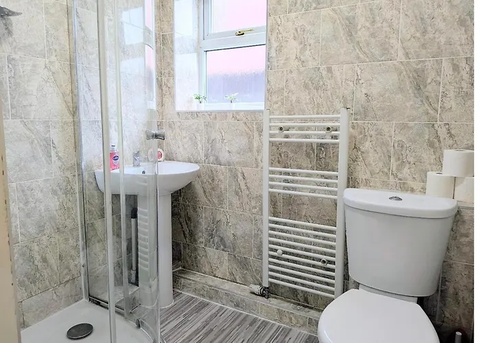 Danebury House Sleeps 13 With Parking Сasa de vacaciones