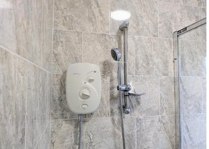 Danebury House Sleeps 13 With Parking *