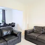 Danebury House Sleeps 13 With Parking 요크