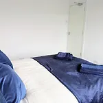 펜션 Danebury House Sleeps 13 With Parking