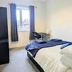 Danebury House Sleeps 13 With Parking 펜션