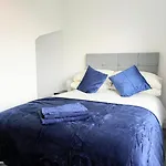 Danebury House Sleeps 13 With Parking