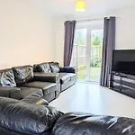 Danebury House Sleeps 13 With Parking