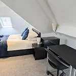 Danebury House Sleeps 13 With Parking 펜션