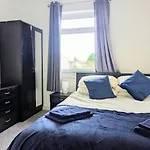 Danebury House Sleeps 13 With Parking *