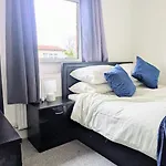 펜션 Danebury House Sleeps 13 With Parking
