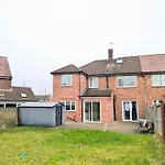 펜션 Danebury House Sleeps 13 With Parking