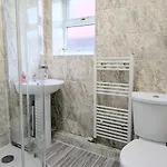 Danebury House Sleeps 13 With Parking 펜션